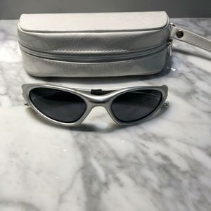 Oakley Minute Sunglasses. They look similar to the Eye Jackets but fit smaller.